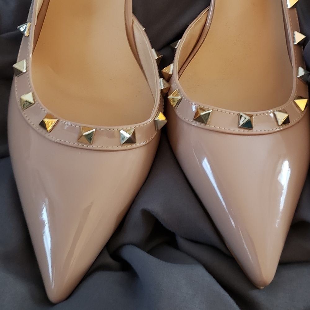 NEW. Rockstud nude slingback heel